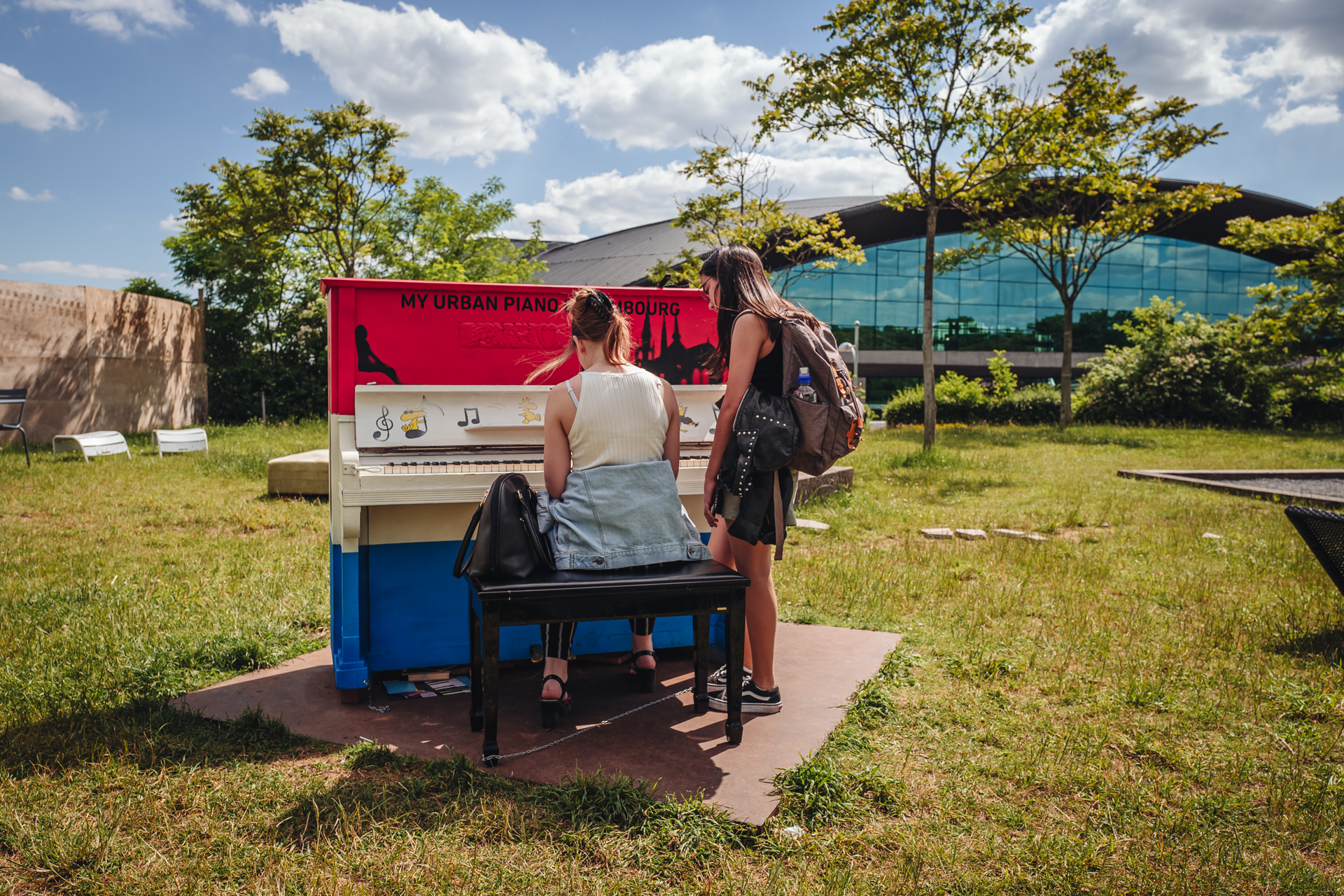 Piano in a parc in Luxembourg city ©Sabino Parente